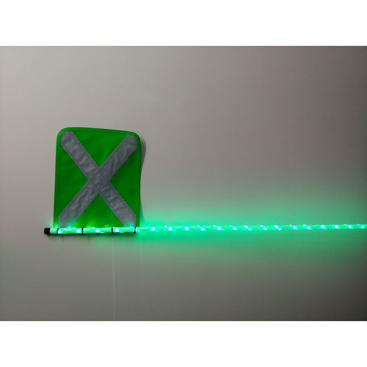 Safety Aerials 1.5Mtr Green Full Pole Led Lightstick With Reflective Crossed Green Vinyl Flag And Spring Base (24 Volt) LSFGX1500SBG24VFP