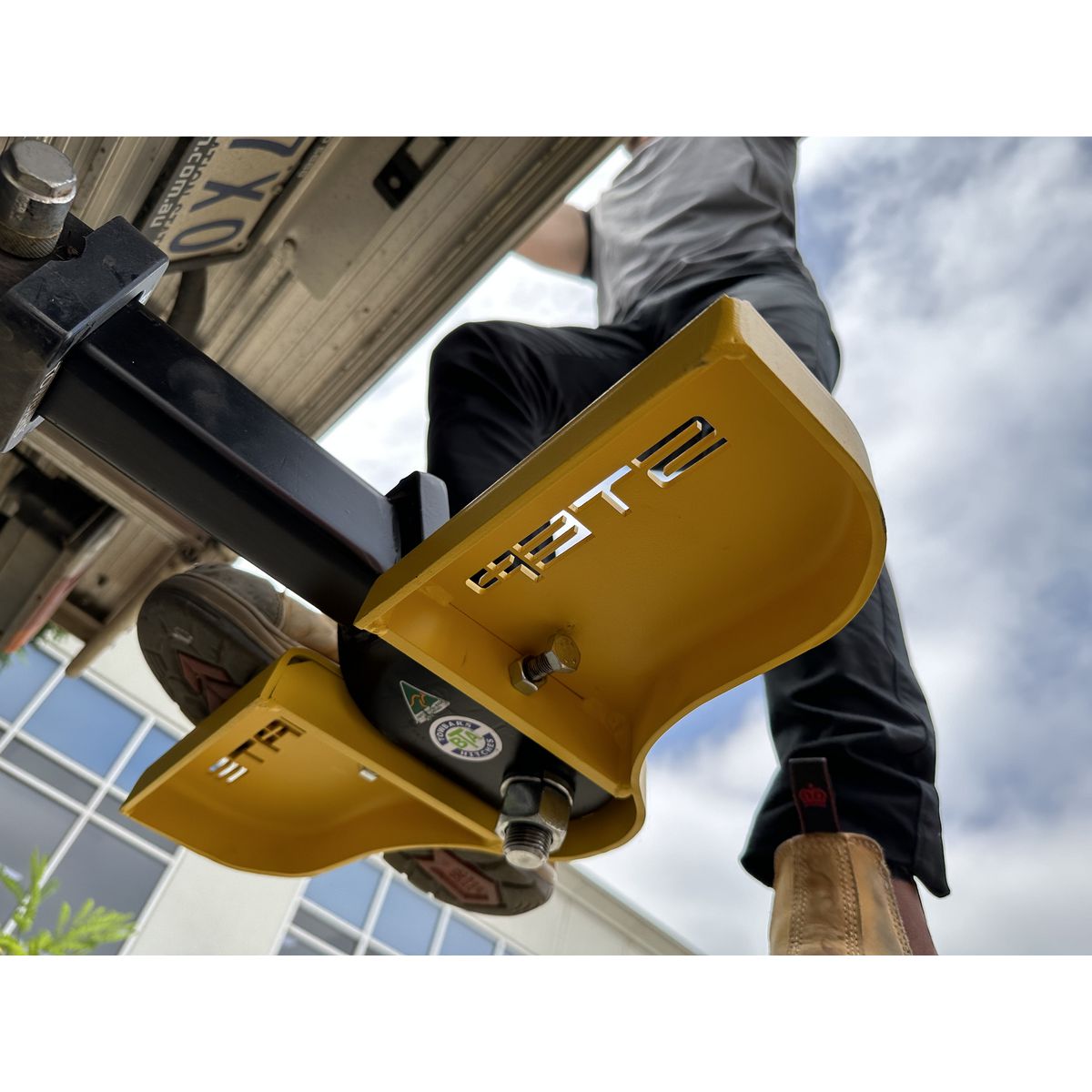 StepMate Universal Hitch Step - Yellow STEPM-YLW