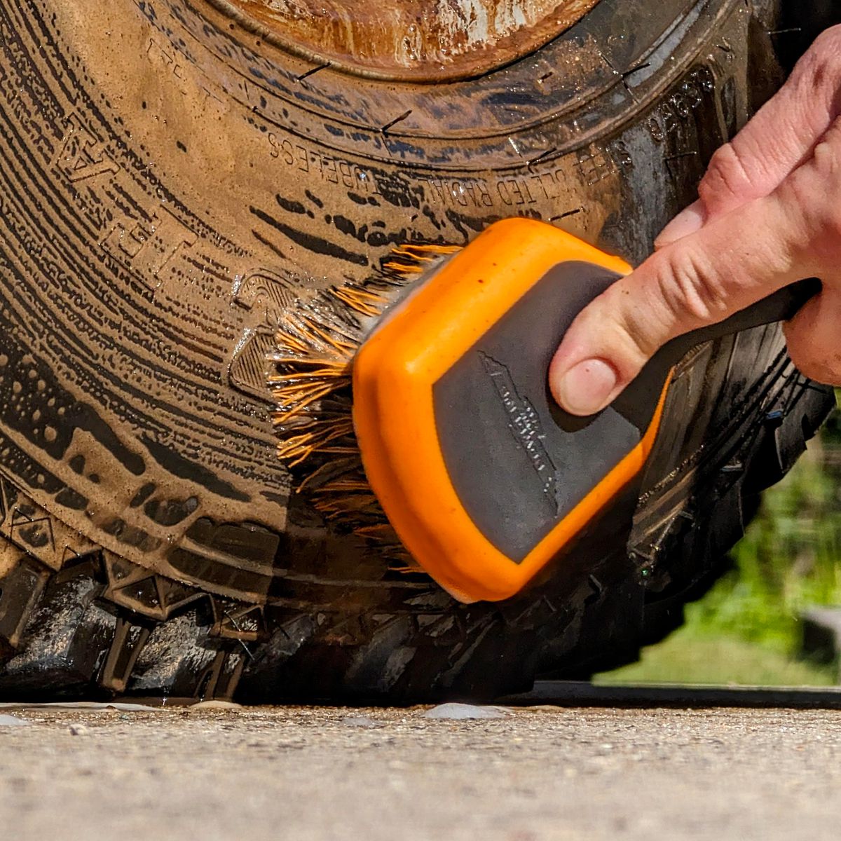 Bowdens Own Little Stiffy Tyre/Underbody Brush BOSTIFFY